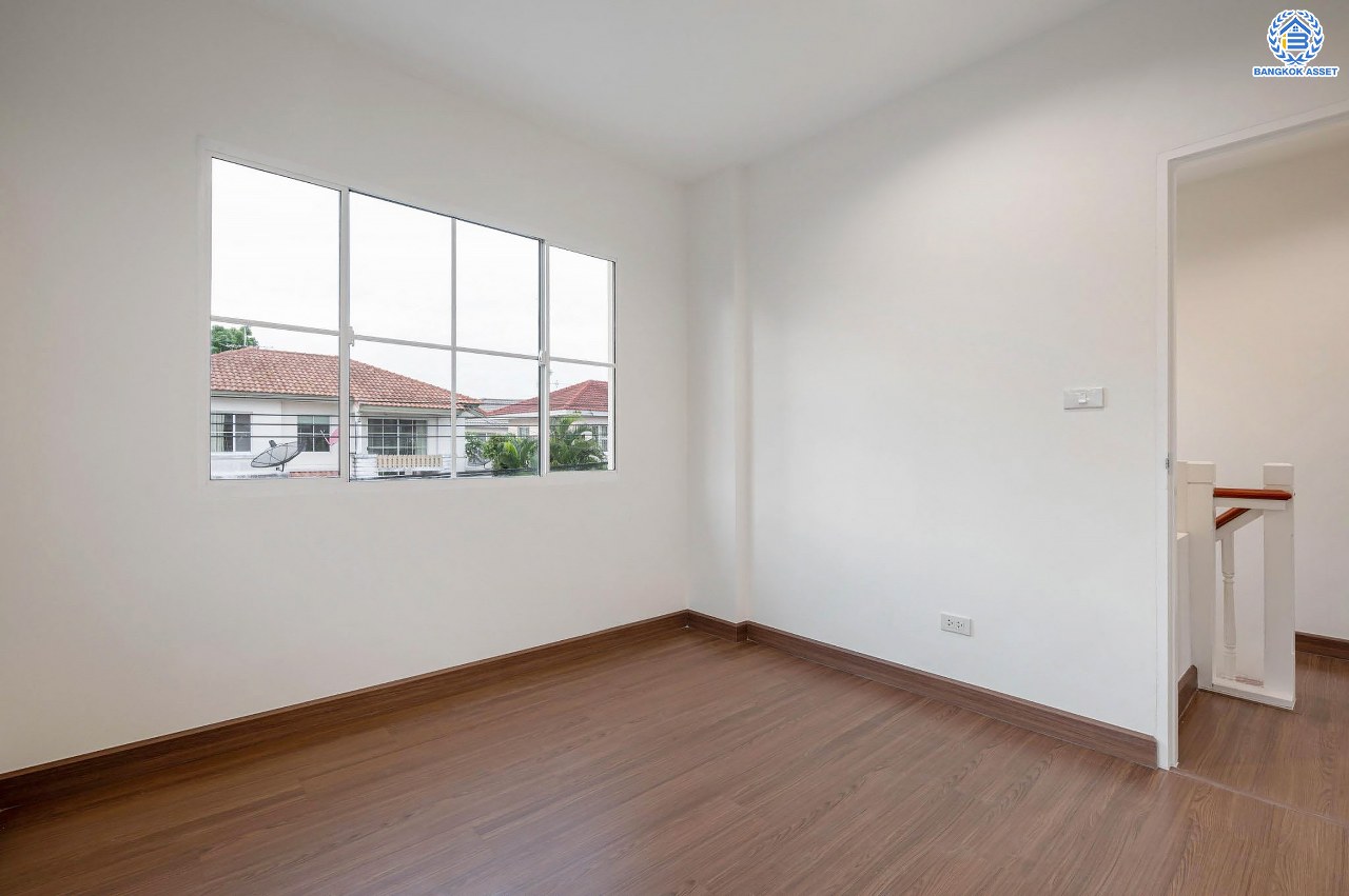 บ้านมือสองตกแต่งใหม่ โครงการ ชลลดา วัดลาดปลาดุก คุณภาพระดับ L&H บนเนื้อที่ 52.5 ตร.ว. พร้อมฟังก์ชัน 3 ห้องนอน 2 ห้องน้ำ จอดรถได้ 1 คัน บนทำเลศักยภาพ เพียง 15 นาทีถึงเซ็นทรัลเวสท์เกต ใกล้รถไฟฟ้าสายสีม่วง "สถานีคลองบางไผ่"